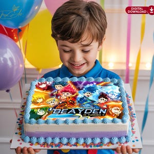 以下が含まれることがあります： 笑顔の子供が持っている、ベイブレードをテーマにしたバースデーケーキ。 ケーキは青と紫のベース、青いフロスティング、そして「BEAYDEN IS TURNING 5」の文字が特徴です。 背景にはカラフルな風船が見えます。