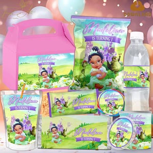 Puede incluir: Un conjunto de cajas de regalo de fiesta y etiquetas con un tema de princesa. Las etiquetas tienen un esquema de color verde y morado con una princesa de dibujos animados y un castillo. El texto en las etiquetas dice "Madeline cumple 1 año".