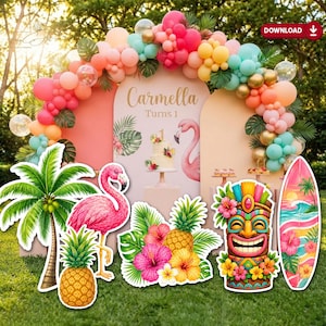 Può includere: Un set di decorazioni per feste con un arco di palloncini rosa, arancione e turchese, con sagome di una palma, un fenicottero rosa, un ananas, fiori tropicali, una maschera tiki e una tavola da surf. Lo sfondo mostra il testo Carmella Turns 1.