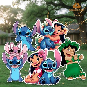 Può includere: Una collezione di ritagli di personaggi dei cartoni animati colorati con Stitch e Lilo del film Disney Lilo & Stitch. I personaggi sono in varie pose, Stitch in blu e Lilo con un vestito rosso e bianco. Su uno sfondo di erba verde.