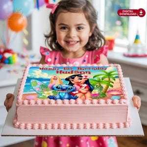 Puede incluir: Una tarta rosa con una imagen de tem&aacute;tica playera con personajes de dibujos animados y el texto "Happy 1st Birthday Hudson". La tarta tiene un borde decorativo y la sostiene una persona.
