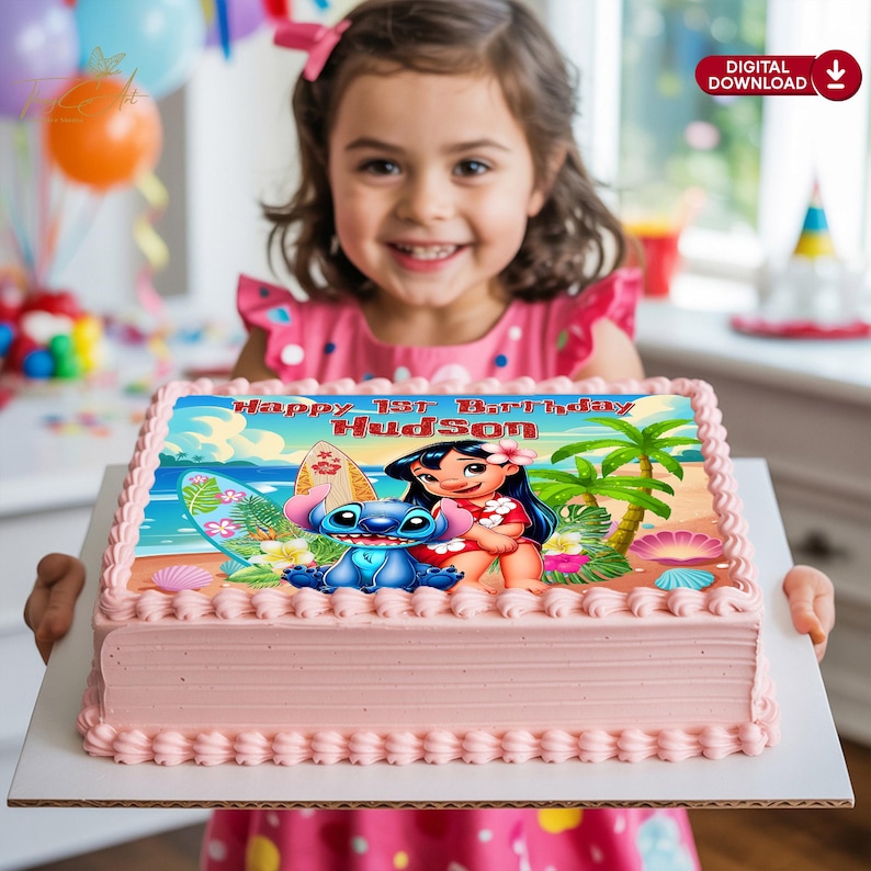 Puede incluir: Una tarta rosa con una imagen de tem&aacute;tica playera con personajes de dibujos animados y el texto "Happy 1st Birthday Hudson". La tarta tiene un borde decorativo y la sostiene una persona.