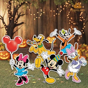 Może przedstawiać: Wycięte postacie postaci Disneya Myszki Miki, Myszki Minnie, Pluto, Goofy i Daisy Duck. Miki ma na sobie czapeczkę imprezową. Myszka Minnie trzyma czerwony balon. Tło obejmuje dynie i drewniane tło ze sznurami świateł.