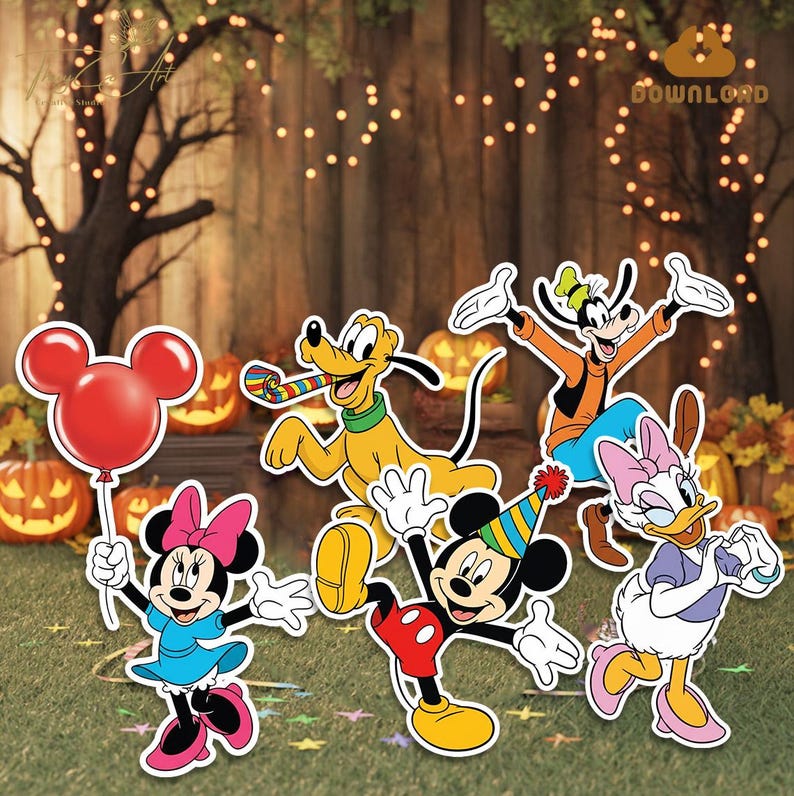 Może przedstawiać: Wycięte postacie postaci Disneya Myszki Miki, Myszki Minnie, Pluto, Goofy i Daisy Duck. Miki ma na sobie czapeczkę imprezową. Myszka Minnie trzyma czerwony balon. Tło obejmuje dynie i drewniane tło ze sznurami świateł.
