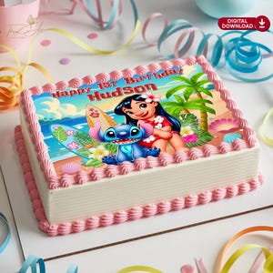 Puede incluir: Un pastel rectangular con borde de glaseado rosa y una imagen colorida de Lilo y Stitch con el texto "Happy 1st Birthday Hudson". El pastel presenta una escena de playa con palmeras y una tabla de surf.