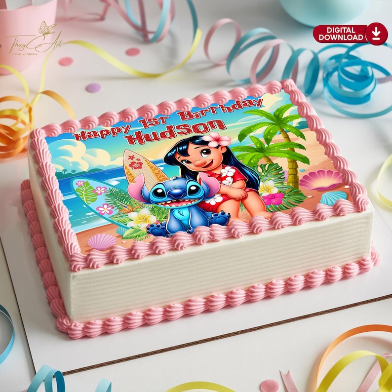 Puede incluir: Un pastel rectangular con borde de glaseado rosa y una imagen colorida de Lilo y Stitch con el texto "Happy 1st Birthday Hudson". El pastel presenta una escena de playa con palmeras y una tabla de surf.