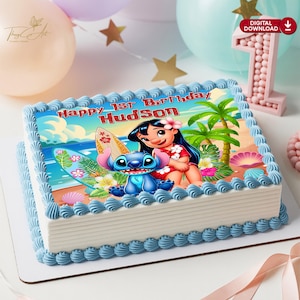 Puede incluir: Un pastel rectangular con borde de glaseado azul y una imagen colorida con los personajes Stitch y Lilo de la pel&iacute;cula Lilo & Stitch. El pastel tiene el texto "Happy 1st Birthday Hudson".