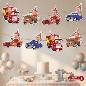 Può includere: Un festoso banner con sagome di auto dei cartoni animati e volti di bambini, perfetto per una festa di compleanno. Le auto sono rosse, blu e marroni, con una torta e palloncini in primo piano. Il banner è appeso a una parete.