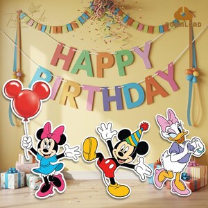 Może przedstawiać: Uroczysta scena urodzinowa z kolorowym banerem "HAPPY BIRTHDAY". Przedstawiono wycinki Minnie Mouse, Mickey Mouse i Daisy Duck. Czerwony balon i konfetti dodają świątecznej atmosfery. Dekoracje imprezowe.