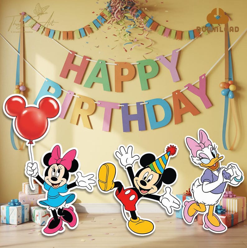 Może przedstawiać: Uroczysta scena urodzinowa z kolorowym banerem "HAPPY BIRTHDAY". Przedstawiono wycinki Minnie Mouse, Mickey Mouse i Daisy Duck. Czerwony balon i konfetti dodają świątecznej atmosfery. Dekoracje imprezowe.