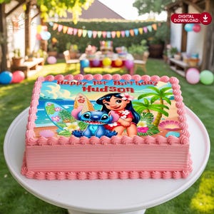 Puede incluir: Un pastel rosa rectangular con un borde decorativo y una imagen colorida con los personajes Lilo y Stitch, una tabla de surf y palmeras. El pastel tiene el texto "Happy 1st Birthday Hudson". El pastel est&aacute; sobre un soporte blanco.