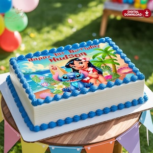 Puede incluir: Una tarta de cumplea&ntilde;os rectangular con glaseado azul y una imagen colorida de Lilo y Stitch. La tarta est&aacute; decorada con glaseado azul en los bordes y lleva la inscripci&oacute;n "Happy 1st Birthday Hudson". La tarta est&aacute; sobre una base blanca.