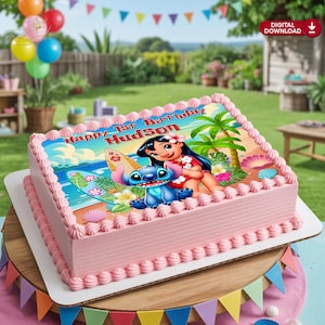 Puede incluir: Un pastel rectangular rosa glaseado, decorado con una imagen colorida de Lilo y Stitch. El pastel tiene la inscripci&oacute;n "Happy 1st Birthday Hudson". Est&aacute; sobre un soporte de madera para pasteles con banderines coloridos en el fondo.