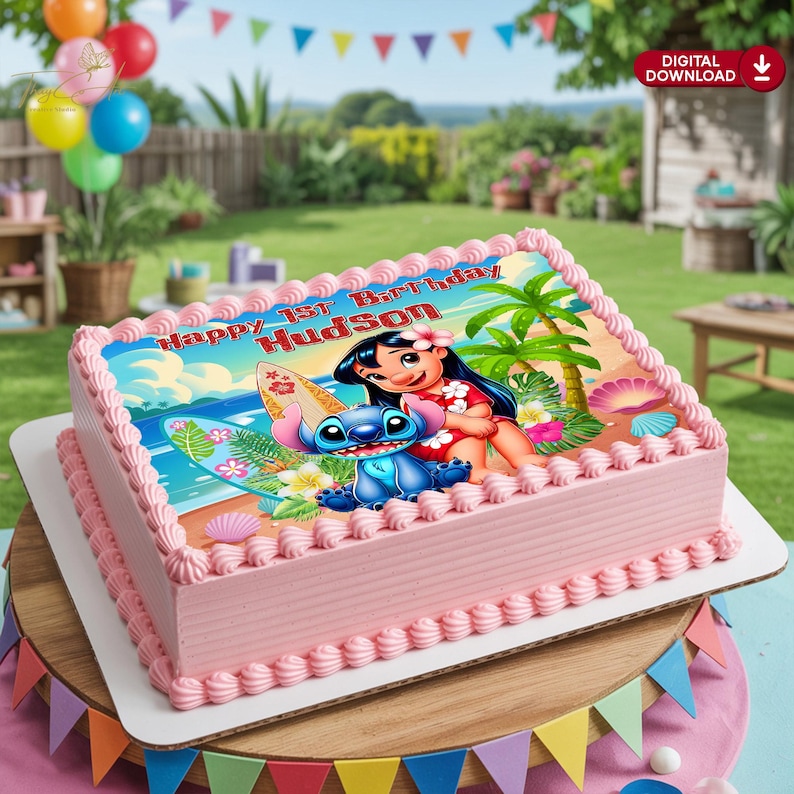 Puede incluir: Un pastel rectangular rosa glaseado, decorado con una imagen colorida de Lilo y Stitch. El pastel tiene la inscripci&oacute;n "Happy 1st Birthday Hudson". Est&aacute; sobre un soporte de madera para pasteles con banderines coloridos en el fondo.