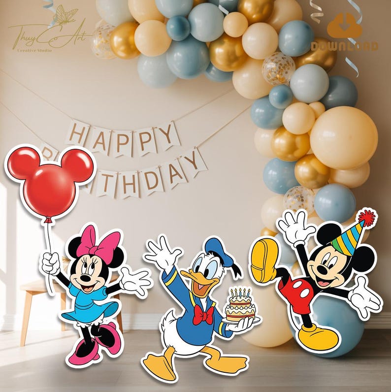 Może przedstawiać: Uroczysta scena urodzinowa z wycięciami Myszki Miki, Myszki Minnie i Kaczora Donalda. Myszka Minnie trzyma czerwony balon, Donald niesie ciasto, a Miki ma na sobie czapeczkę urodzinową. Baner z napisem "HAPPY BIRTHDAY" z łukiem balonowym.