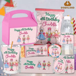 Può includere: Una collezione di articoli per feste rosa a tema ballerina e schiaccianoci. Include una scatola regalo, un sacchetto per snack, una bottiglia d'acqua, un bicchiere di succo, caramelle e adesivi, tutti con il testo "Happy 5th Birthday Charlotte".