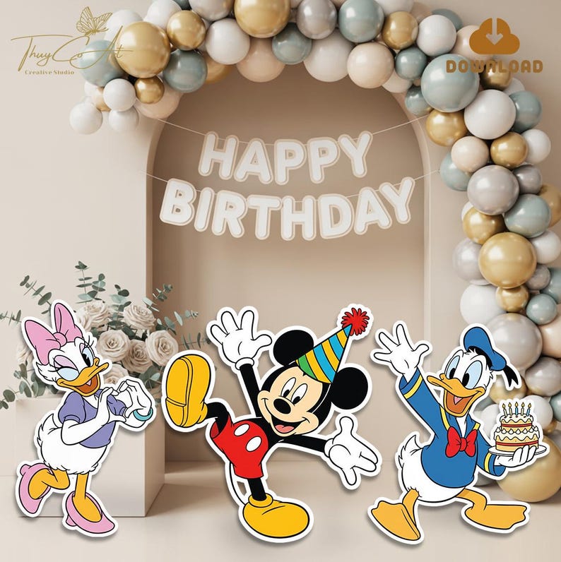 Może przedstawiać: Uroczysta scena urodzinowa z wycinkami Myszki Miki, Kaczora Donalda i Daisy Duck. Transparent z napisem "HAPPY BIRTHDAY" na tle balon&oacute;w w kolorze złotym, białym i szarym. Postacie są w żywych kolorach.
