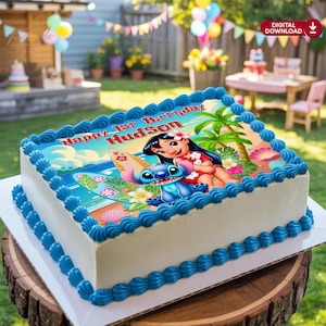Puede incluir: Un pastel rectangular con borde de glaseado azul y una imagen colorida de Lilo y Stitch con el texto "Happy 1st Birthday Hudson". El pastel est&aacute; decorado con una escena de playa tropical.