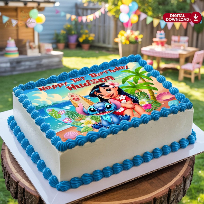 Puede incluir: Un pastel rectangular con borde de glaseado azul y una imagen colorida de Lilo y Stitch con el texto "Happy 1st Birthday Hudson". El pastel est&aacute; decorado con una escena de playa tropical.
