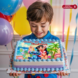 Puede incluir: Una tarta de cumplea&ntilde;os rectangular con glaseado azul y una imagen colorida de Stitch y Lilo de la pel&iacute;cula de Disney Lilo & Stitch. La tarta tiene el texto "Happy 1st Birthday Hudson". La tarta la sostiene un ni&ntilde;o sonriente.