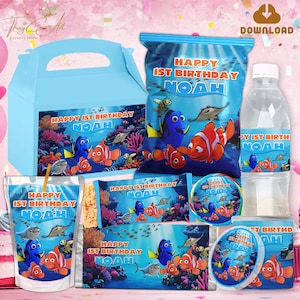 Puede incluir: Un conjunto de suministros para fiestas con el tema "Buscando a Nemo". Incluye una caja de regalo azul, bolsas de aperitivos, una botella de agua, una caja de jugo y varias etiquetas, todas adornadas con Nemo, Dory y el texto "Happy 1st Birthday Noah".