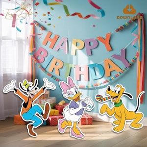 Może przedstawiać: Uroczysta scena urodzinowa z banerem z napisem "HAPPY BIRTHDAY" w kolorowych literach. Obraz przedstawia wycinki Goofy'ego, Daisy Duck i Pluto. Kolorowe serpentyny i konfetti dodają świątecznej atmosfery.