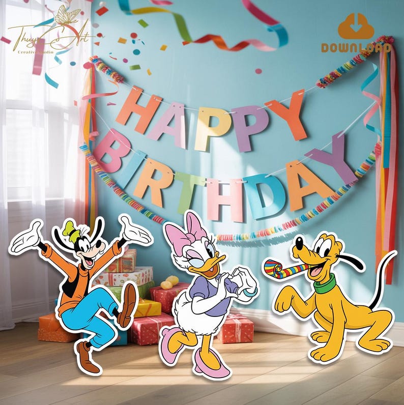 Może przedstawiać: Uroczysta scena urodzinowa z banerem z napisem "HAPPY BIRTHDAY" w kolorowych literach. Obraz przedstawia wycinki Goofy'ego, Daisy Duck i Pluto. Kolorowe serpentyny i konfetti dodają świątecznej atmosfery.