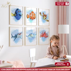 Può includere: Set di sette stampe artistiche incorniciate con illustrazioni ad acquerello di personaggi di un popolare film d'animazione. Le stampe includono un pesce blu, un pesce arancione, una tartaruga verde, uno squalo, una manta e un polpo. Il testo "DOWLOAD FULL SET 7" è visibile.