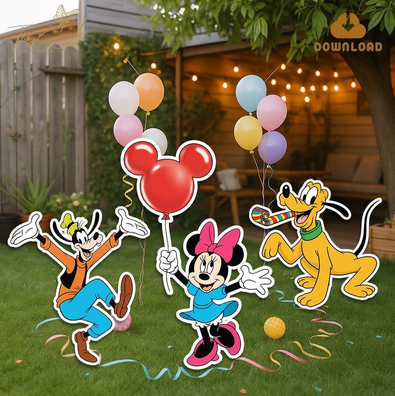 Może przedstawiać: Kolorowe dekoracje ogrodowe z postaciami Disneya Goofym, Minnie Mouse i Pluto. Myszka Minnie trzyma czerwony balon Myszki Miki. Obecne są r&oacute;wnież balony w r&oacute;żnych kolorach i świąteczne serpentyny. Postacie ustawione są na zielonym trawniku.