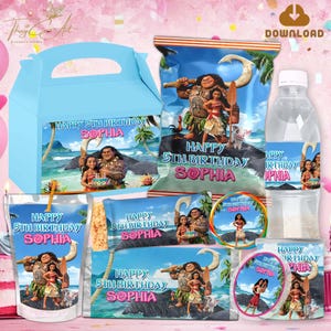Peut inclure: Ensemble de fournitures de f&ecirc;te sur le th&egrave;me de Moana. Comprend une bo&icirc;te cadeau bleu clair, des sachets de collation, des bo&icirc;tes de jus, une bouteille d'eau et des autocollants, tous avec le texte "Happy 5th Birthday Sophia" et des illustrations de personnages.