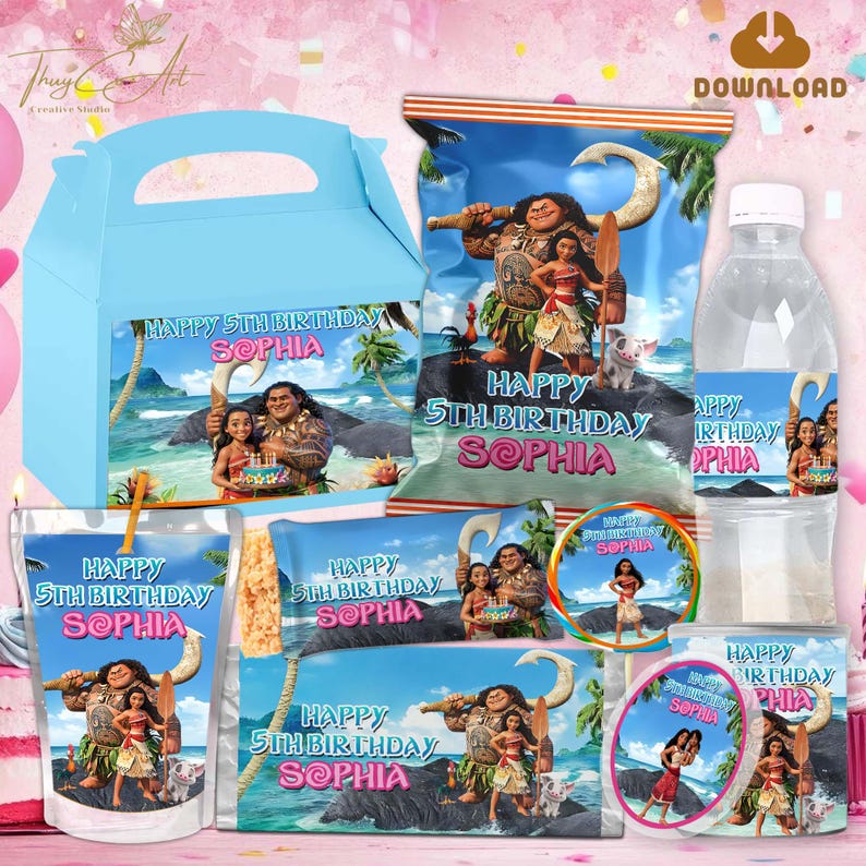 Peut inclure: Ensemble de fournitures de f&ecirc;te sur le th&egrave;me de Moana. Comprend une bo&icirc;te cadeau bleu clair, des sachets de collation, des bo&icirc;tes de jus, une bouteille d'eau et des autocollants, tous avec le texte "Happy 5th Birthday Sophia" et des illustrations de personnages.