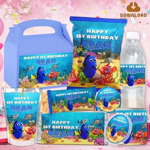 Puede incluir: Un conjunto de artículos para fiestas con los personajes Dory y Nemo de la película "Buscando a Nemo". Incluye una caja de regalo azul, bolsas de aperitivos, una botella de agua, un vaso y pegatinas, todos con el texto "Happy 1st Birthday Noah".