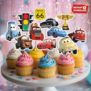 Peut inclure: Un présentoir à gâteaux blanc décoré de cupcakes avec un glaçage coloré et des décorations sur le thème des voitures. Les décorations comprennent un panneau Route 66, une voiture de police et des voitures de dessins animés. Le présentoir est parsemé de confettis.