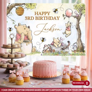 Puede incluir: Una escena de fiesta de cumpleaños con el tema de Winnie the Pooh. El telón de fondo tiene ilustraciones de Pooh, Piglet, Tigger y Eeyore. Una tarta rosa y cupcakes con glaseado rosa están sobre la mesa. El texto dice "Happy 3rd Birthday Jackson."