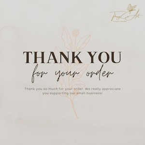 Może przedstawiać: Beżowa grafika z napisem "THANK YOU for your order" w połączeniu czcionek szeryfowych i skryptowych. Tekstowi towarzyszy grafika liniowa z motywem kwiatowym i logo "Thuy Co Art Creative Studio". Przesłanie wyraża wdzięczność za zam&oacute;wienie.