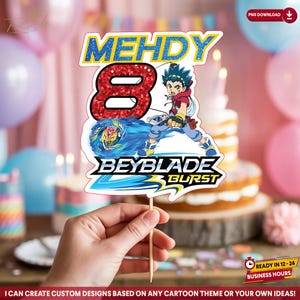 Könnte beinhalten: Ein farbenfroher Tortenaufsatz mit dem Namen "MEHDY" und der Zahl "8", zusammen mit einem "Beyblade Burst"-Design. Das Design beinhaltet eine Cartoonfigur und ist an einem Holzstab befestigt. Im Hintergrund ist eine Geburtstagstorte zu sehen.
