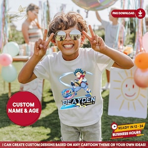 Pode incluir: Uma camiseta branca com um personagem de desenho animado e o texto "BEAYDEN IS TURNING 5". A imagem também inclui o texto "CUSTOM NAME & AGE" e "READY IN 12-24 BUSINESS HOURS". Uma criança está vestindo a camiseta e fazendo o sinal de paz.