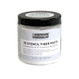 Può includere: Un barattolo bianco di pasta di fibra per stencil 3D con coperchio nero. L'etichetta riporta "re-design" e indica il nome del prodotto in inglese, francese e spagnolo. Il barattolo contiene 500 ml di pasta, ideale per stencil.