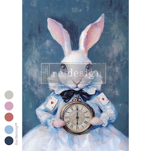Puede incluir: Una pintura caprichosa de un conejo blanco vestido con un atuendo azul y blanco, sosteniendo un reloj de bolsillo dorado. El conejo tiene orejas rosas y está sobre un fondo azul texturizado. Detalles de naipes visibles.