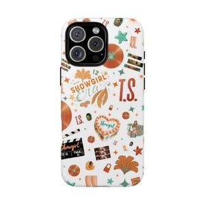 Könnte beinhalten: Weißes Handycase mit einem farbenfrohen Muster aus orangefarbenen Schallplatten, Sternen und dem Text "In My Showgirl Era". Das Case enthält auch Bilder eines herzförmigen Kuchens, einer Filmklappe und die Initialen "T.S."