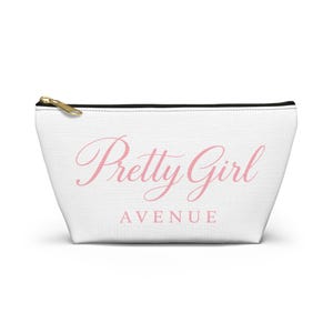 Puede incluir: Un juego de tres tazas de cerámica con un esmalte moteado de color crema. Cada taza presenta un diseño floral pintado a mano en tonos azules, verdes y amarillos. Las tazas tienen una forma simple y moderna.