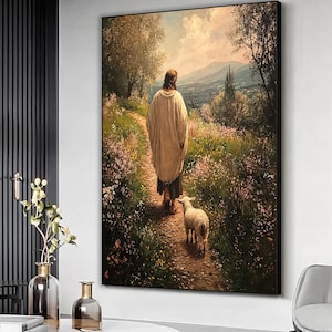 以下が含まれることがあります： 長いローブを着た人物が小道を歩き、子羊が後に続く様子を描いた額入りの絵画。 小道は野花で縁取られ、曇り空の下の遠い風景へと続いています。 このアートワークは色と細部が豊かです。