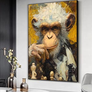 Può includere: Un dipinto a olio incorniciato raffigura uno scimpanzé che considera pensosamente una partita a scacchi. L'opera presenta uno sfondo giallo e bianco con lo scimpanzé in giacca e cravatta, con pezzi degli scacchi in primo piano.