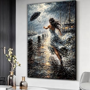 Könnte beinhalten: Ölgemälde einer Frau in einem fließenden Kleid, die auf einem Steg im Regen rennt, mit einem schwarzen Regenschirm. Das Kunstwerk verwendet eine dunkle, stimmungsvolle Farbpalette mit sichtbaren Pinselstrichen, die Bewegung und Dramatik erzeugen. Der Hintergrund zeigt einen Hafen.