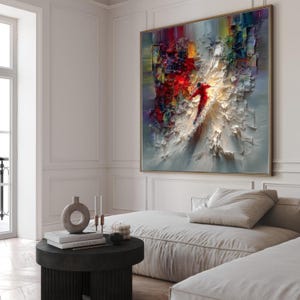 Esquiador dinámico en movimiento sobre lienzo, arte abstracto de deportes de invierno, escena de nieve texturizada, arte mural de aventura moderna, decoración de esquí en rojo vibrante