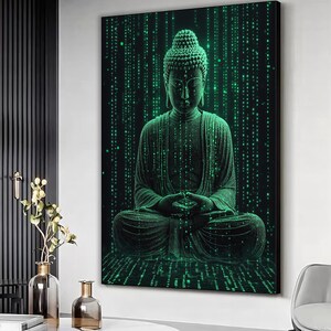 Może przedstawiać: Zielona statua Buddy z spokojnym wyrazem twarzy, siedząca w pozycji medytacji na czarnym tle z efektem zielonego cyfrowego deszczu.