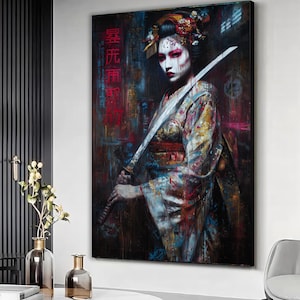 Puede incluir: Una gran impresión vertical en lienzo representa a una geisha sosteniendo una katana. La geisha lleva un kimono colorido y tiene maquillaje rojo. El fondo presenta texto japonés borroso y una estética oscura y texturizada, creando una composición dramática y artística.