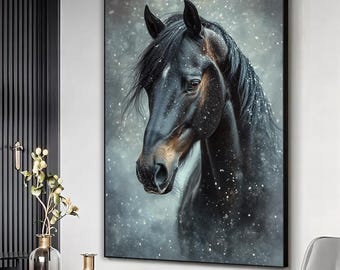 以下が含まれることがあります： 黒い馬の頭と上半身を描いた、額入りのキャンバスプリント。 馬は茶色の口吻を持つ濃い色の毛並みで、雪の降る背景をしています。 このアートワークは肖像画スタイルです。