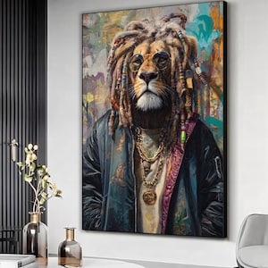 Puede incluir: Una impresión artística en lienzo enmarcada que presenta un león con rastas, gafas redondas, una chaqueta negra y cadenas de oro. El fondo tiene salpicaduras de pintura coloridas de estilo graffiti. El pelaje del león es detallado.