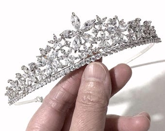 Tiara nupcial de circonitas cúbicas, corona de flores con hojas, joyas florales para el cabello, tocado glamuroso para bodas reales, MEGHANIA